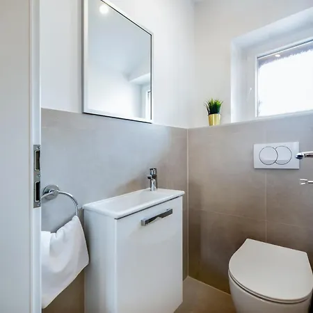 The Yellow House Apartment